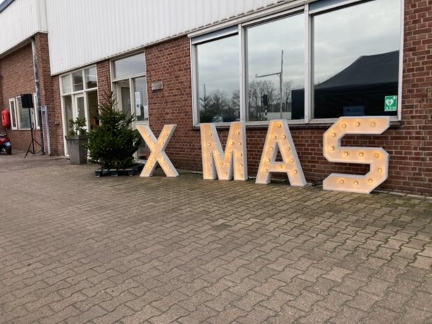 X MAS letters verlicht