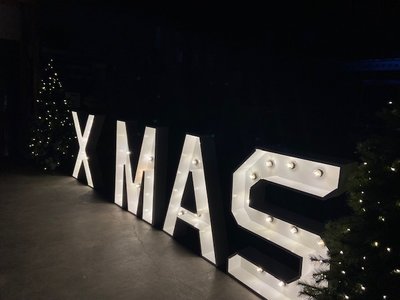 X MAS letters verlicht